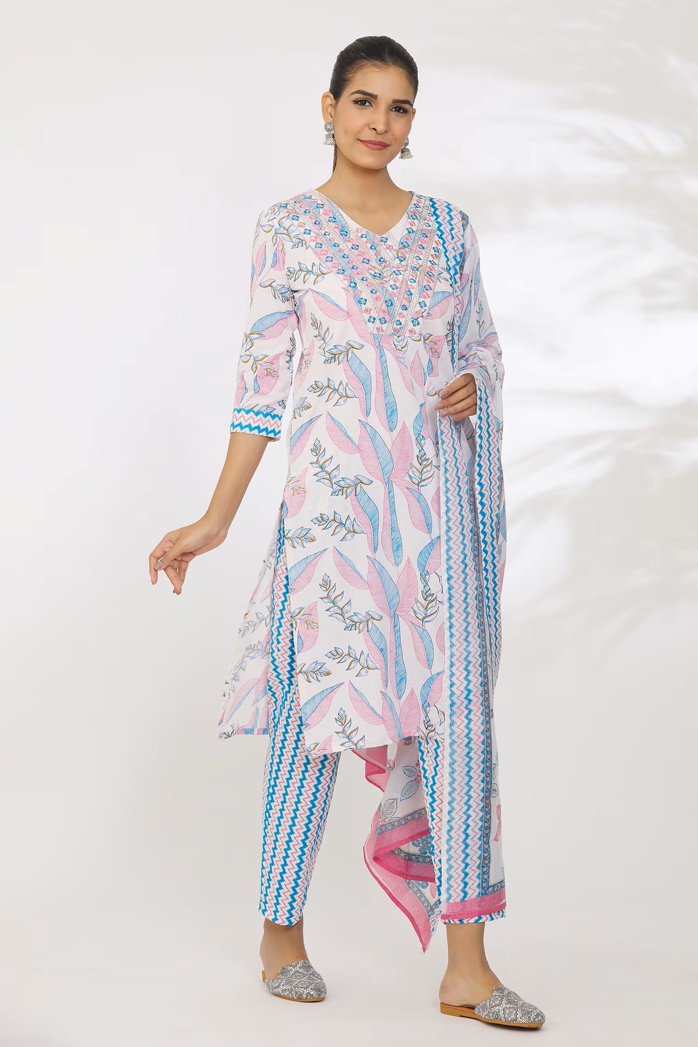 Women's floral embroidery straight kurta with paint and duptta