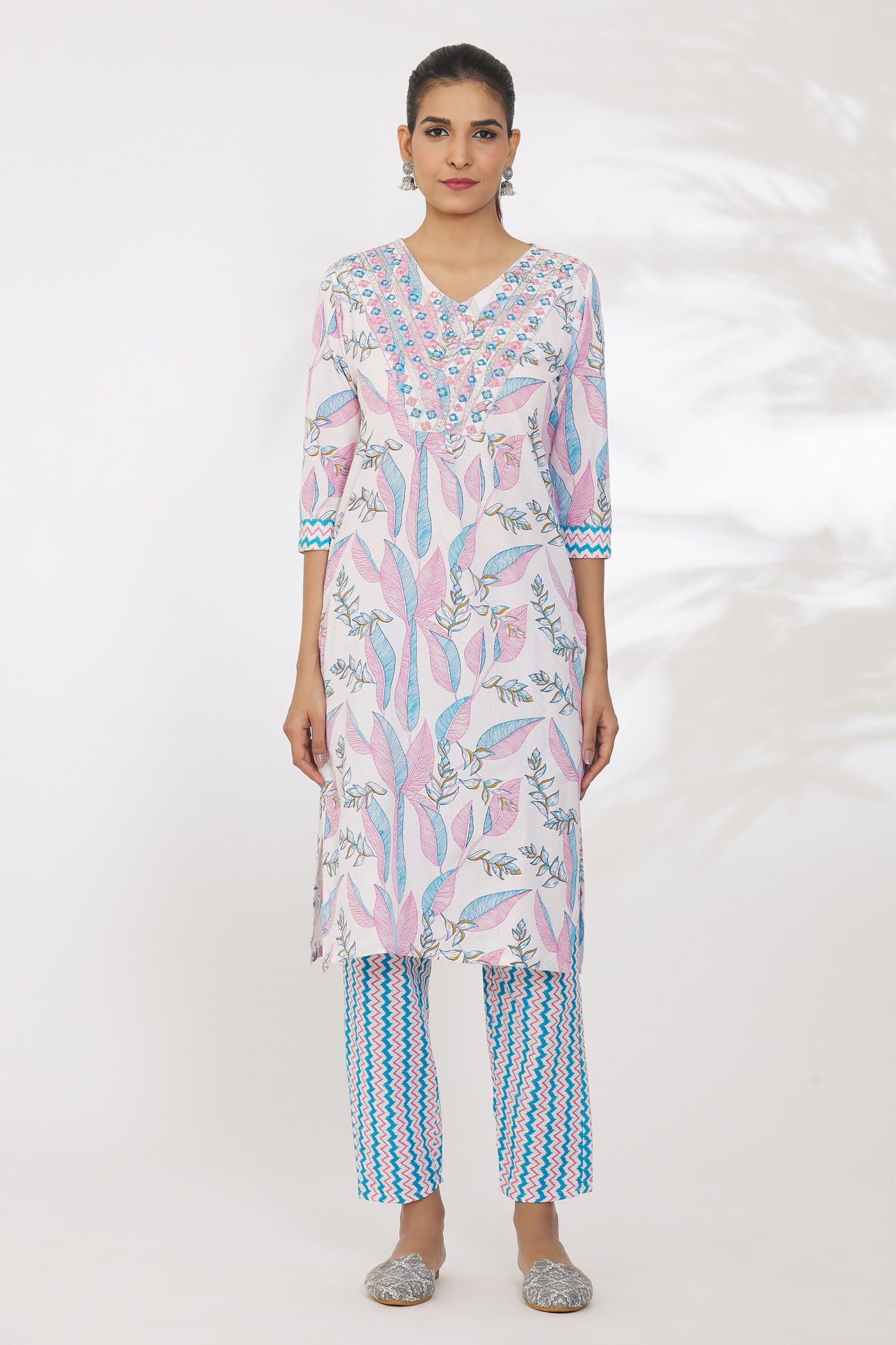 Women's floral embroidery straight kurta with paint and duptta