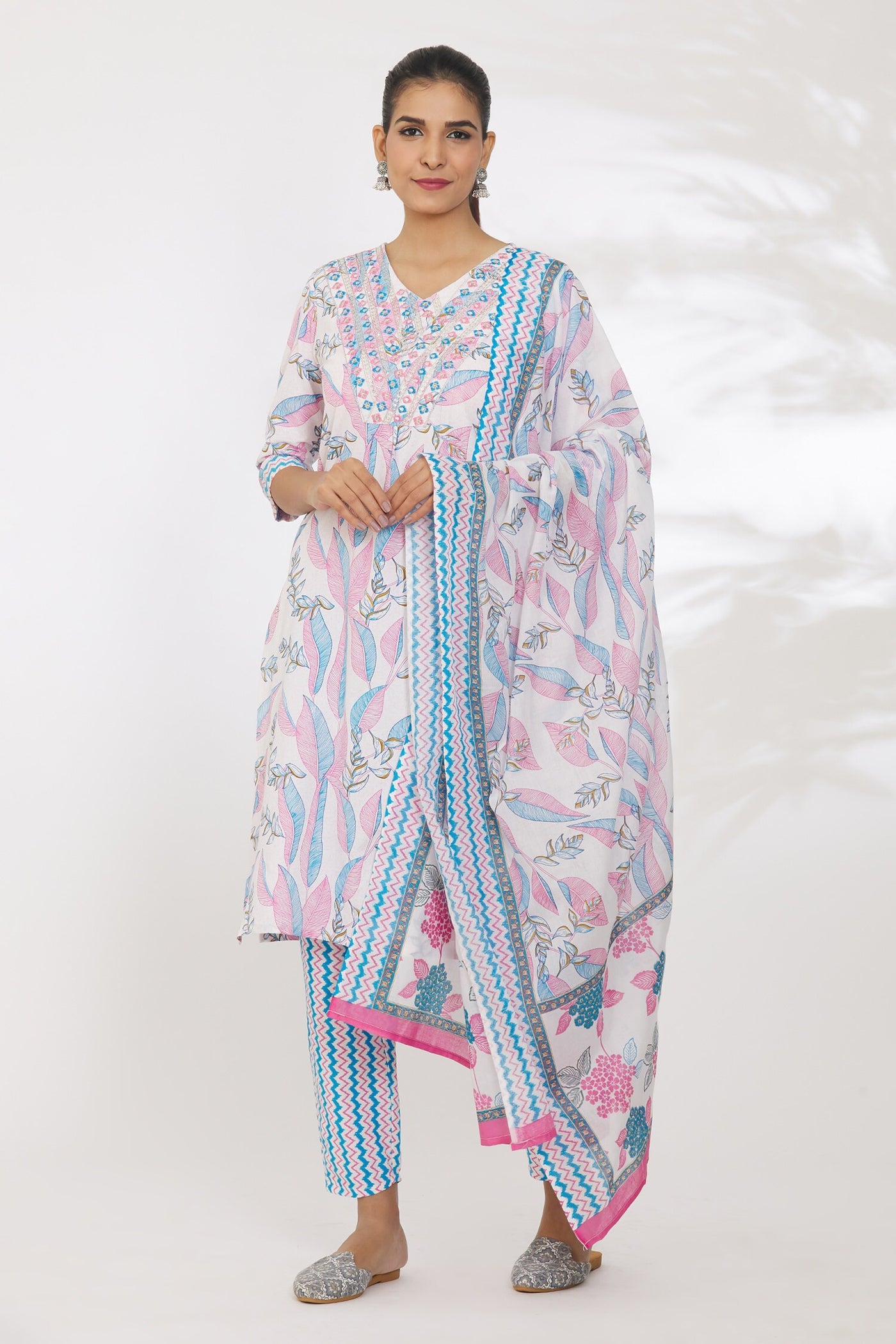 Women's floral embroidery straight kurta with paint and duptta